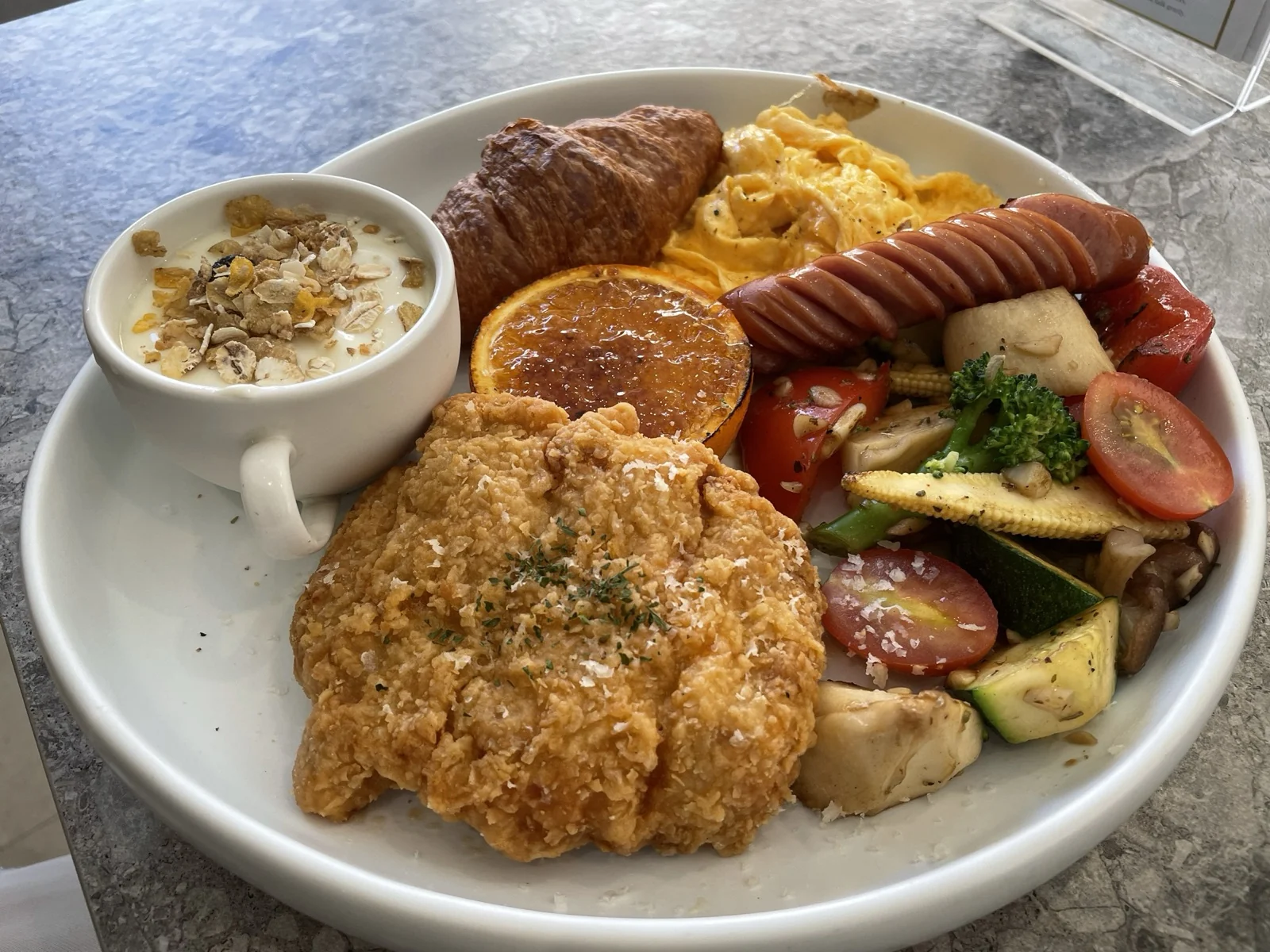 金茂宜咖啡美術店_辣味脆雞早餐