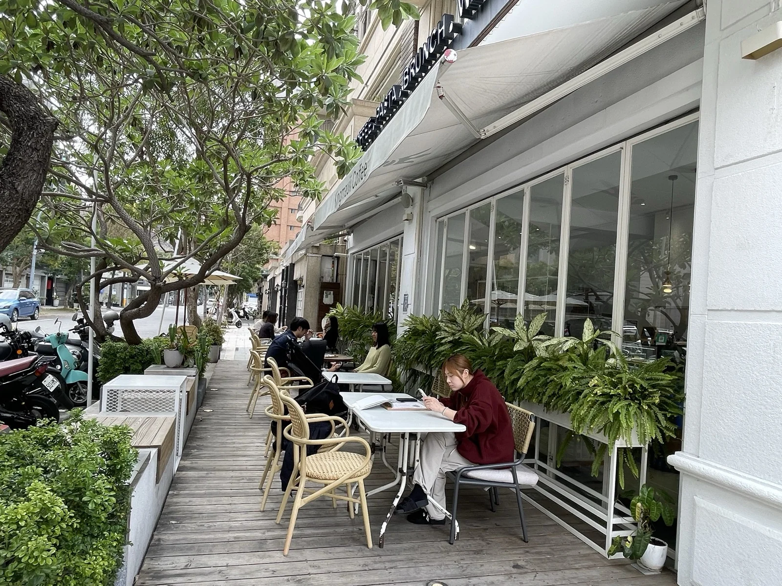 金茂宜咖啡美術店_戶外用餐區