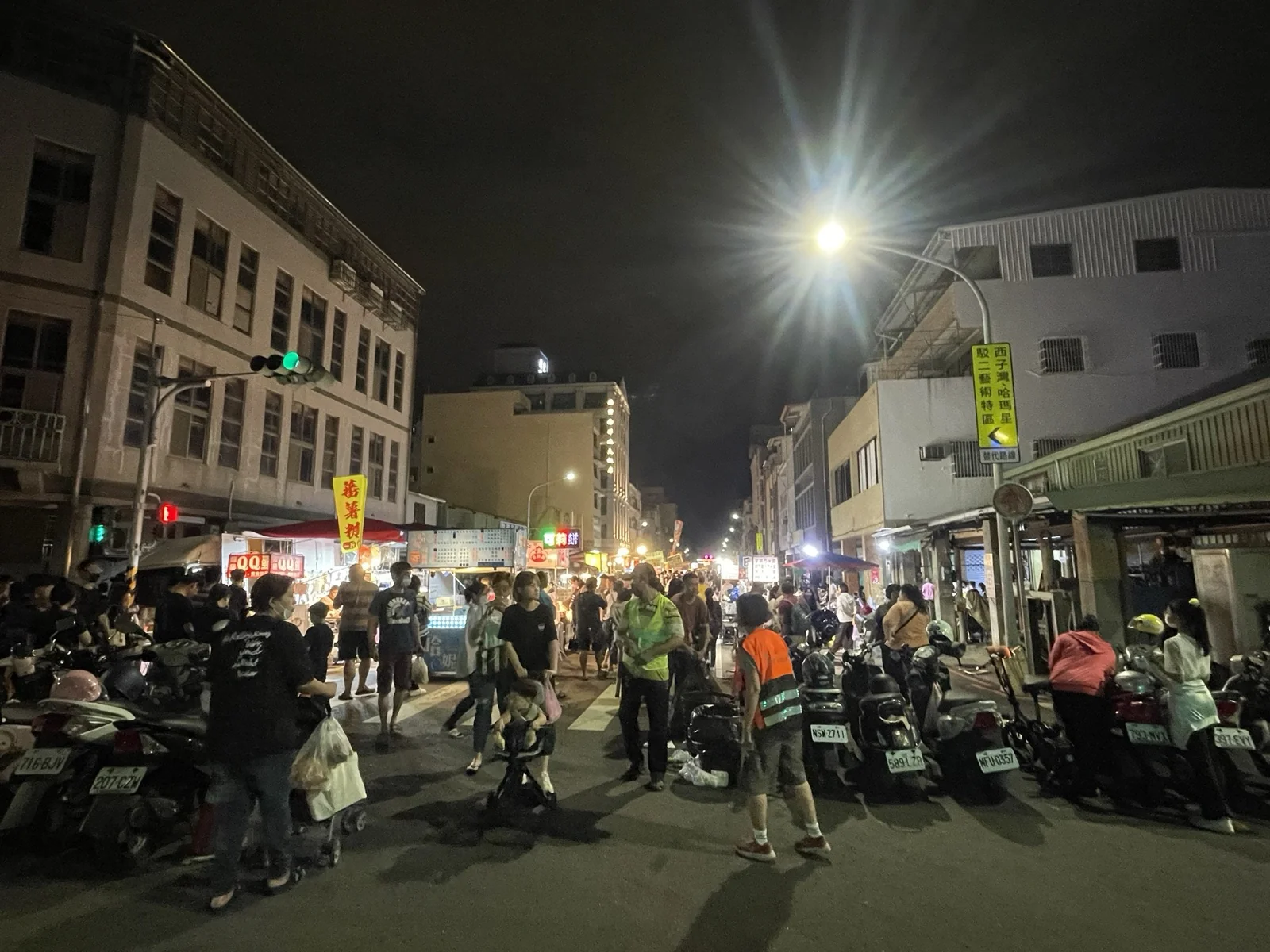 駁二夜市公園路入口