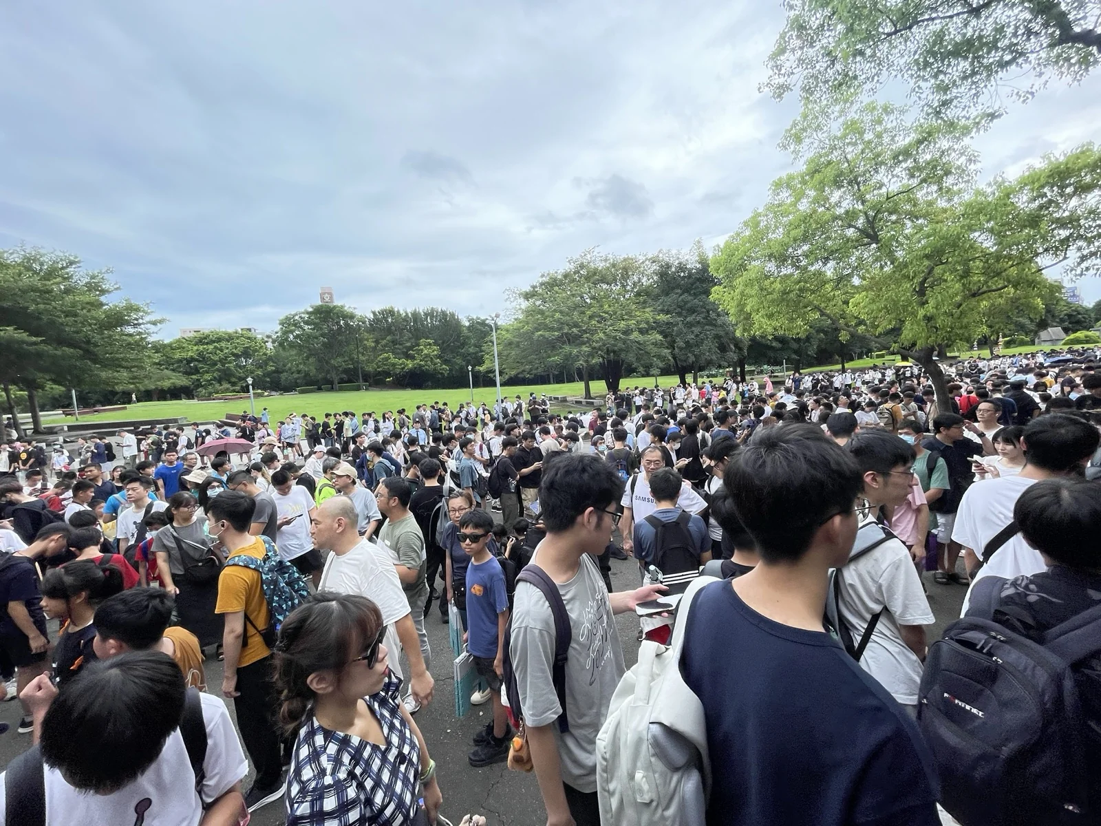 排在我後面的人潮